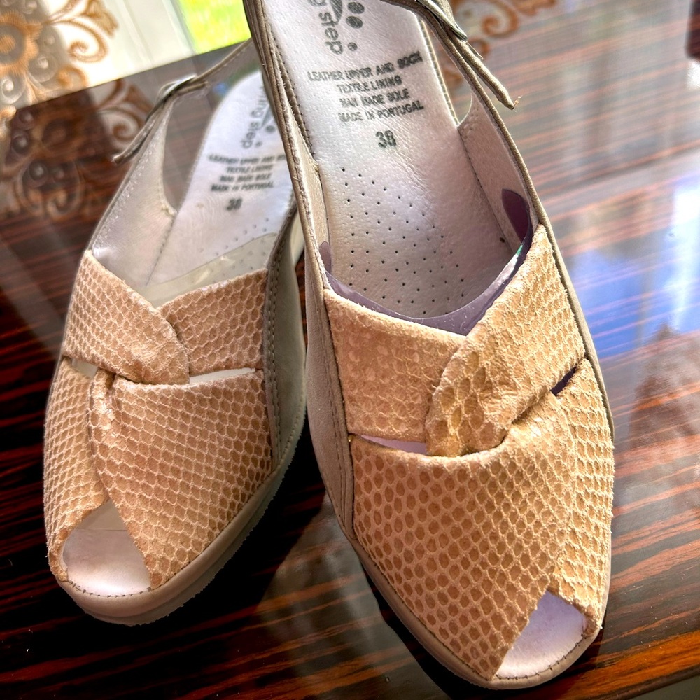 Spring Step Yvonne Beige Leather Comfort Wedges 38 (7.5–8) – Soft + Lightweight